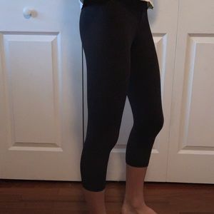 Black cropped Ivivva leggings